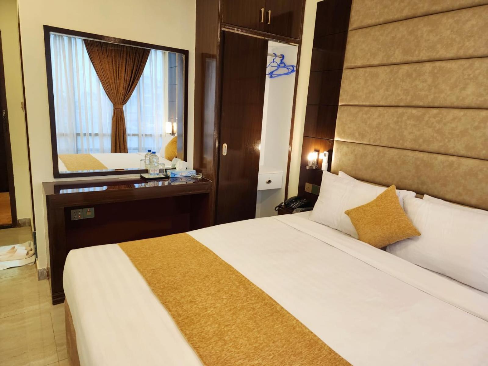 White Park Hotel & Suites Ćottogram Zewnętrze zdjęcie