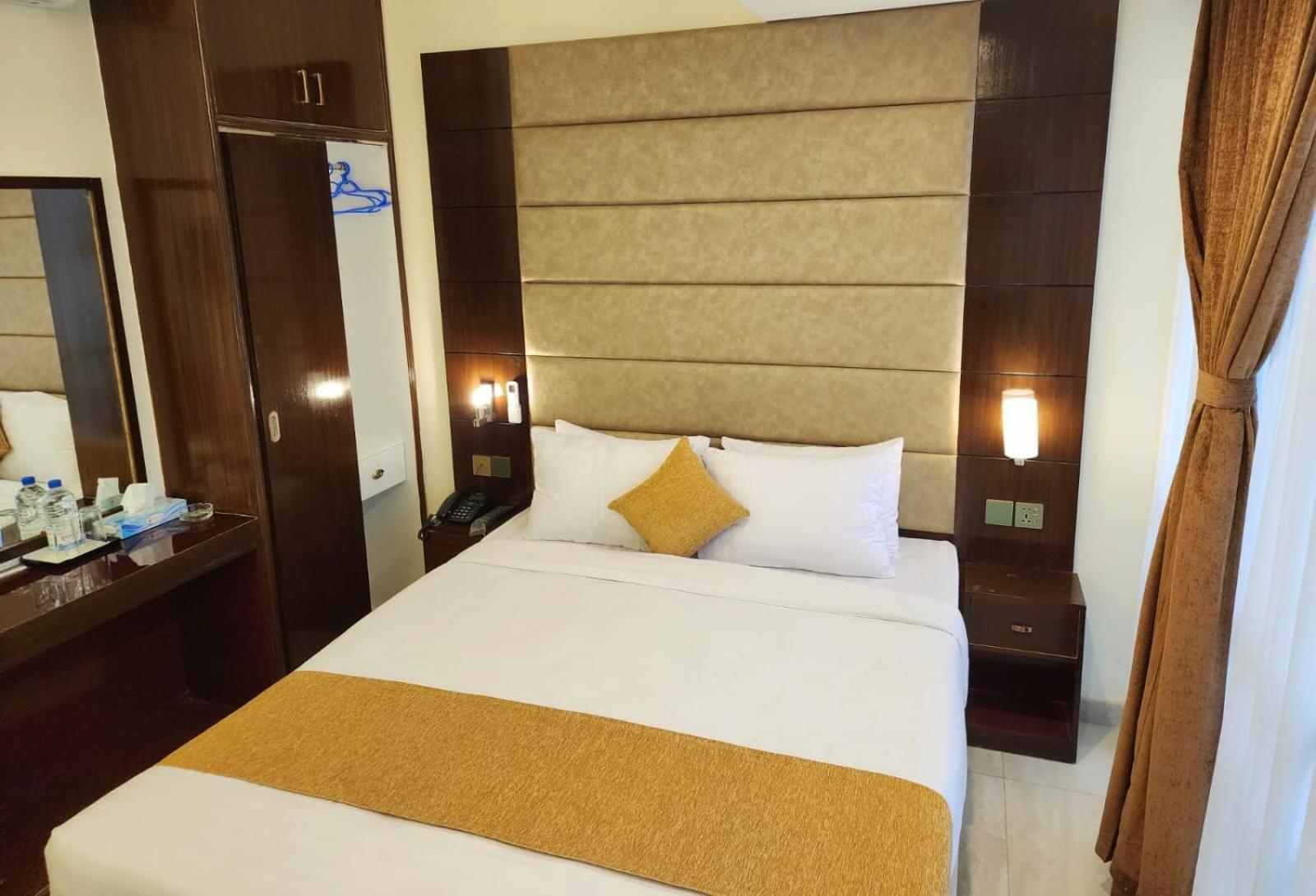 White Park Hotel & Suites Ćottogram Zewnętrze zdjęcie
