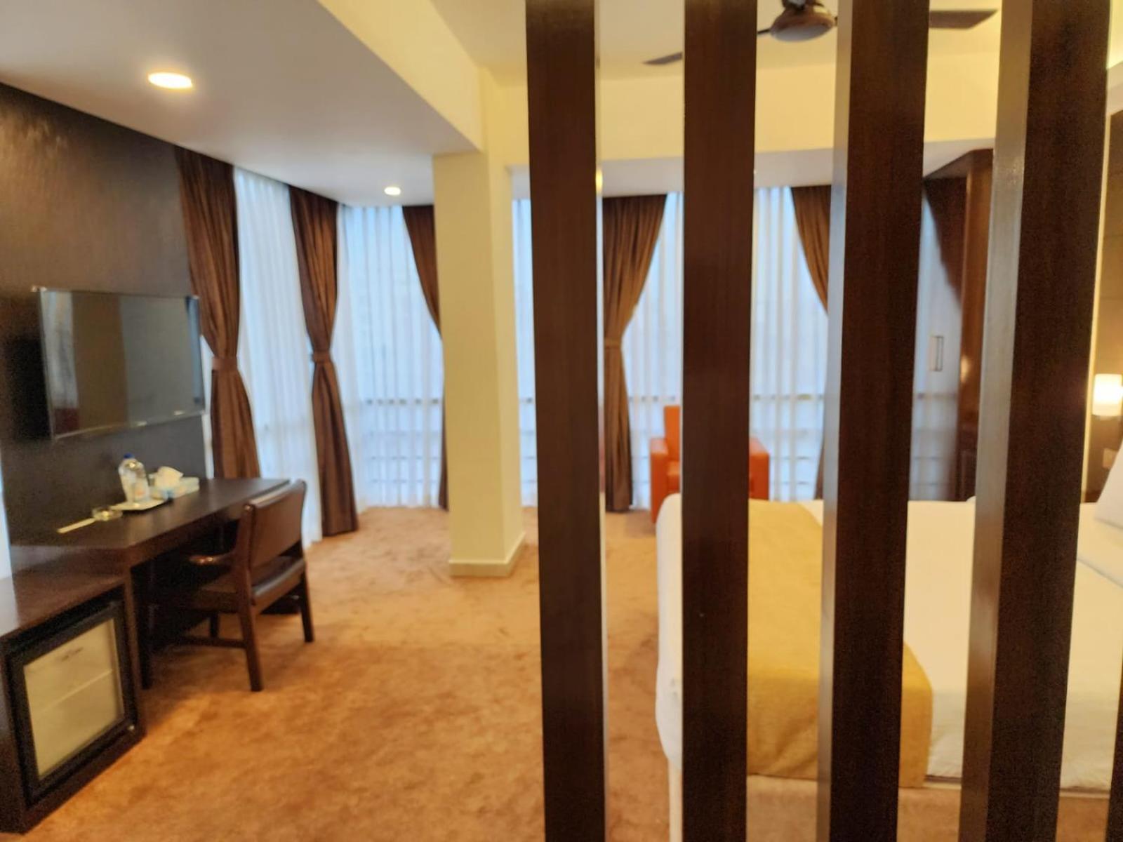 White Park Hotel & Suites Ćottogram Zewnętrze zdjęcie