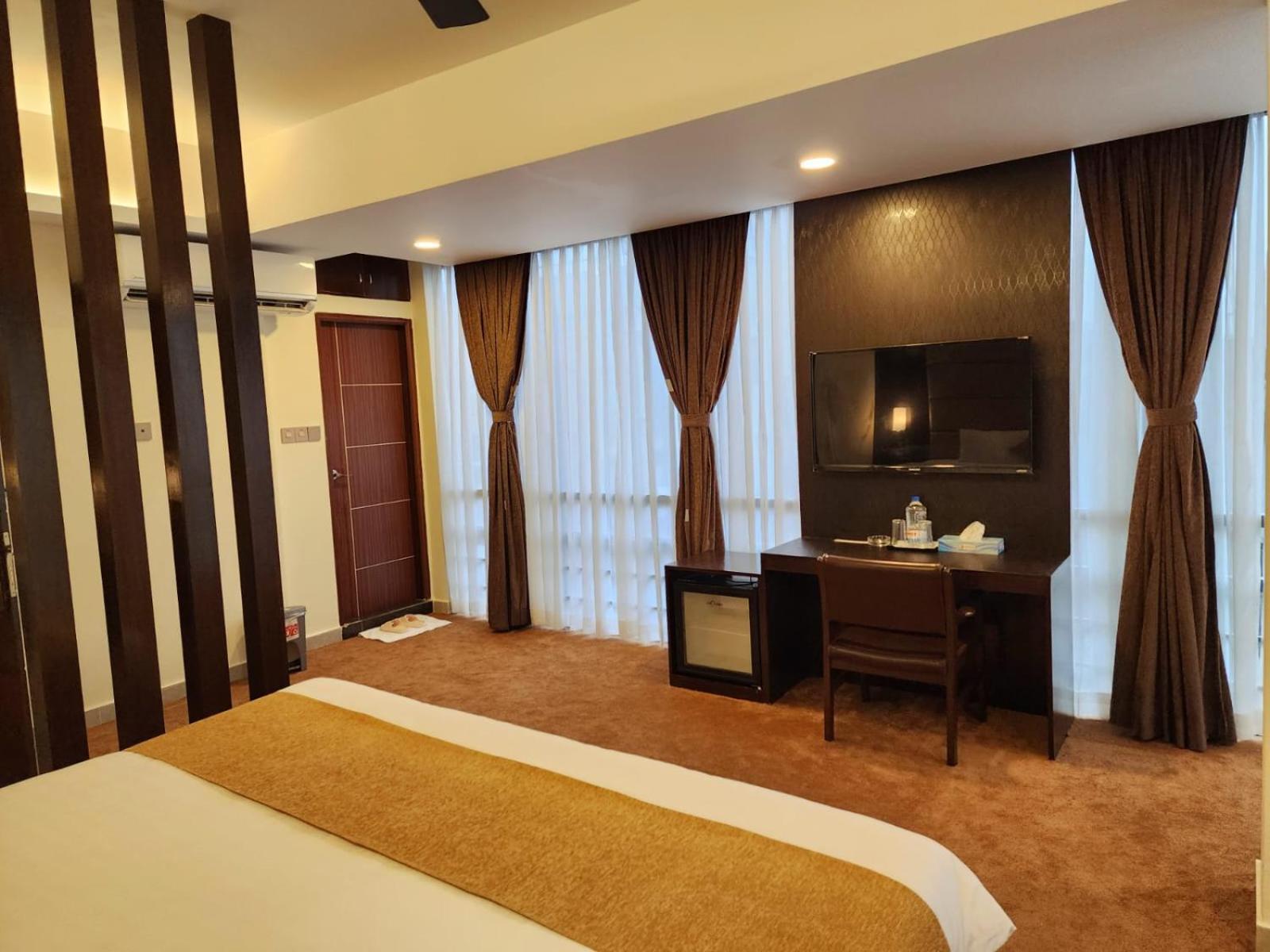 White Park Hotel & Suites Ćottogram Zewnętrze zdjęcie