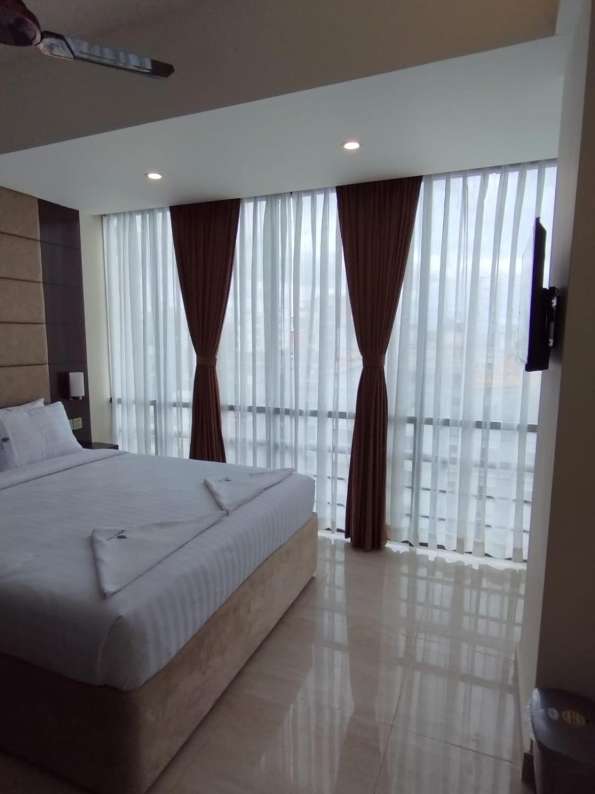 White Park Hotel & Suites Ćottogram Zewnętrze zdjęcie