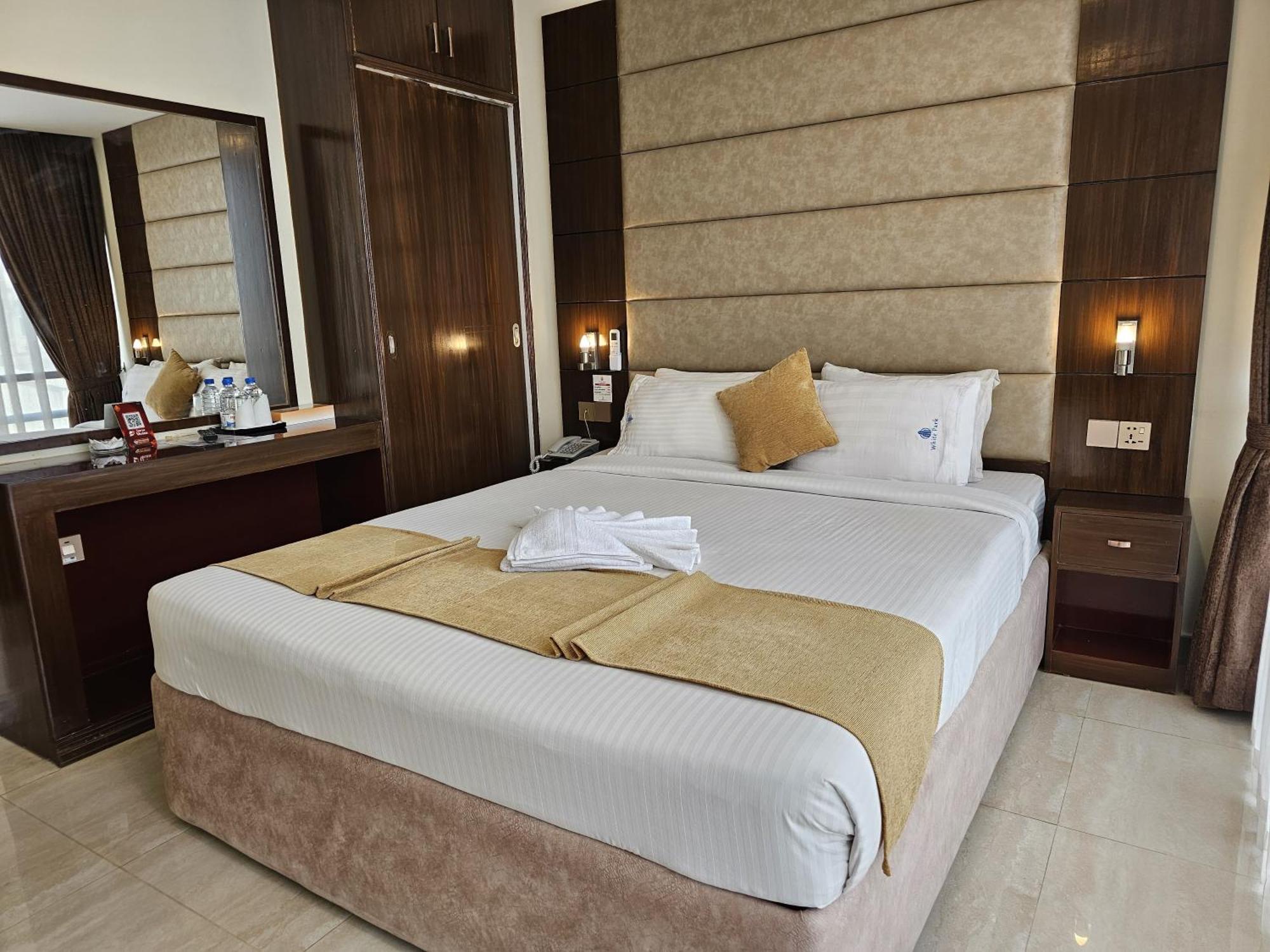 White Park Hotel & Suites Ćottogram Zewnętrze zdjęcie