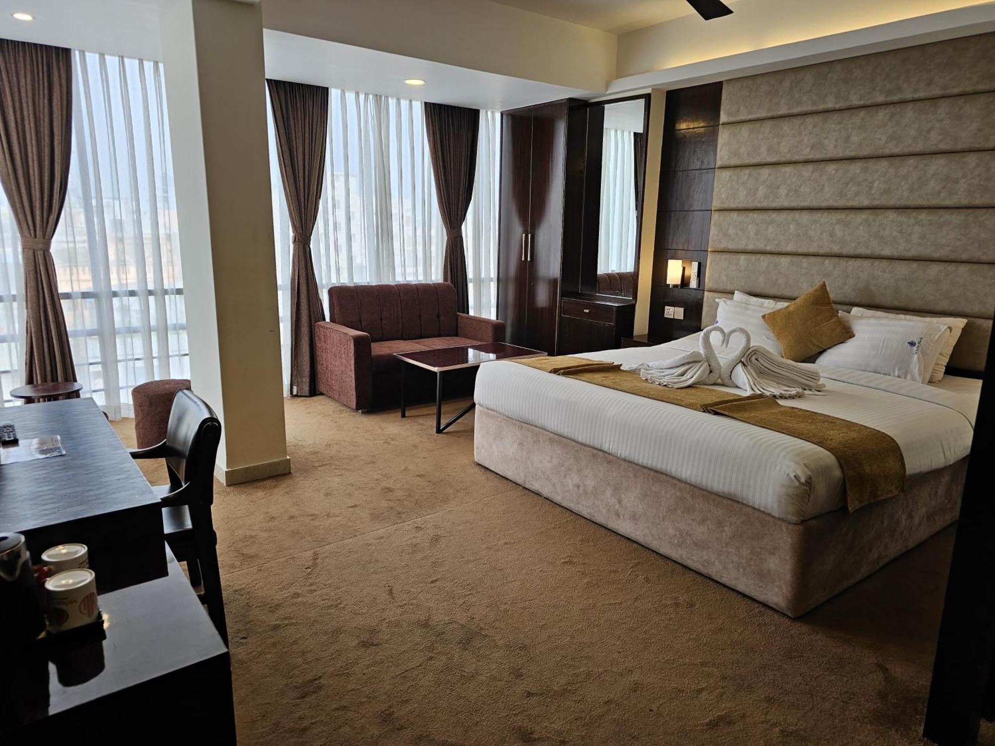 White Park Hotel & Suites Ćottogram Zewnętrze zdjęcie