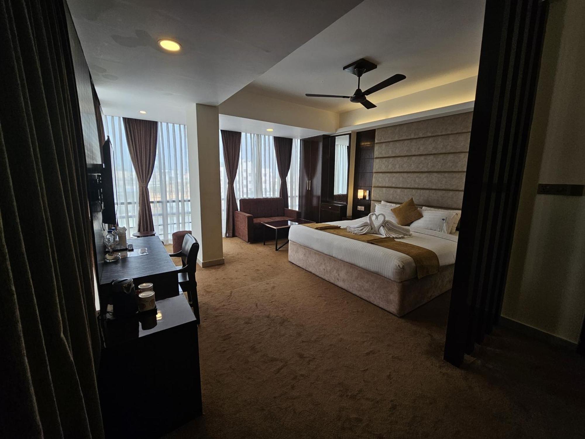 White Park Hotel & Suites Ćottogram Zewnętrze zdjęcie