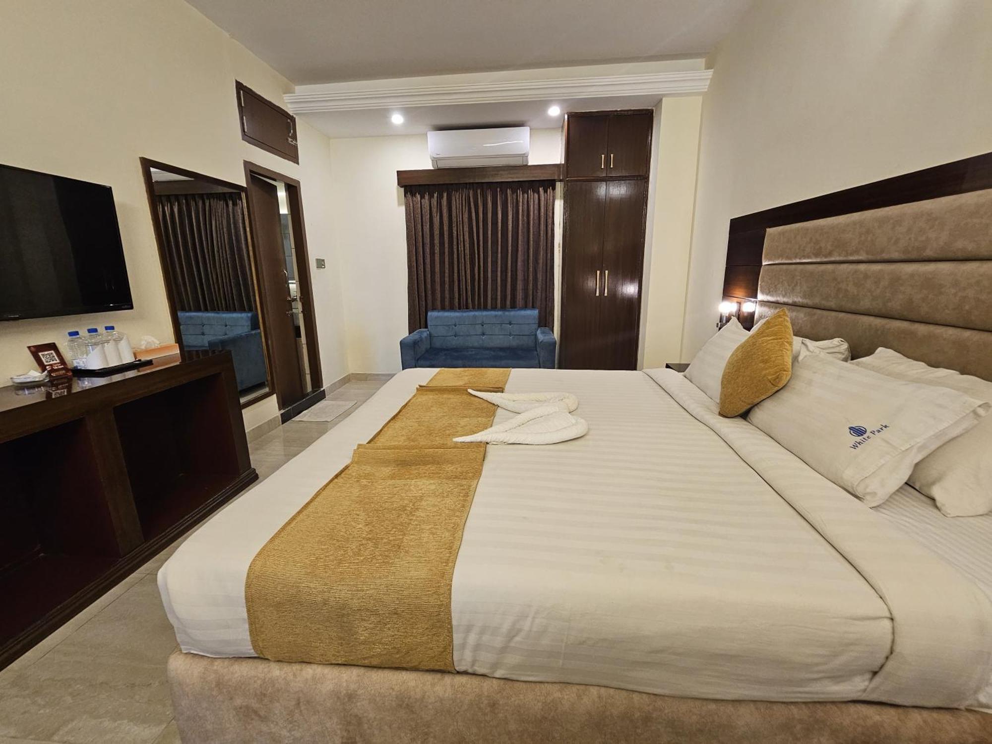 White Park Hotel & Suites Ćottogram Zewnętrze zdjęcie